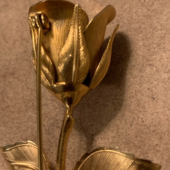 Gold tone rose brooch - Picture 7 of 7